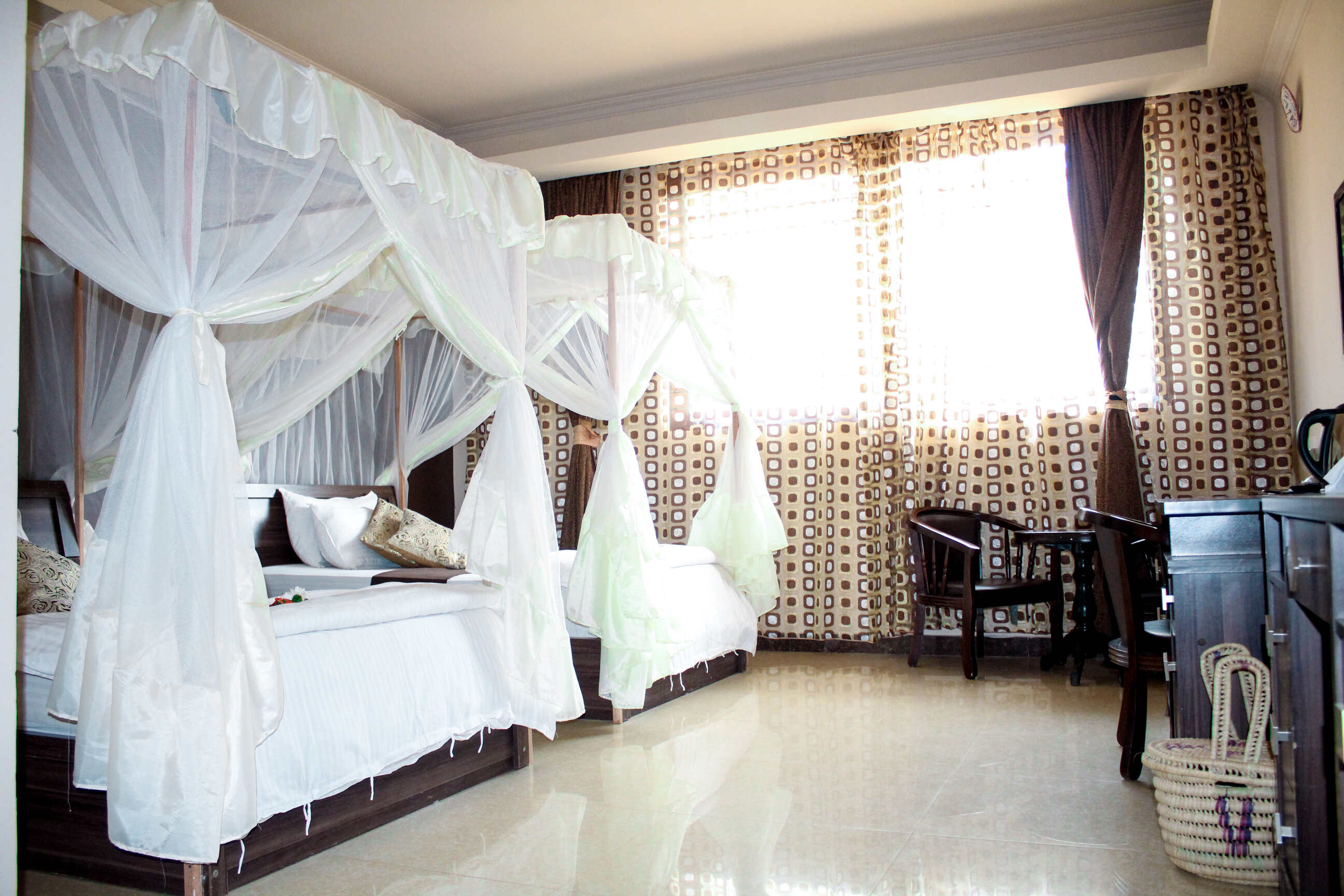 http://www.tropitel-gitega.com/storage/1684830390_deluxe_twin_bed_10_400.jpg